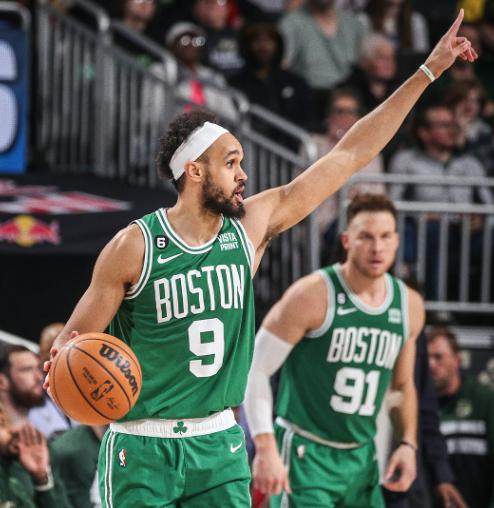 开云在线-赛季最热血一战!残阵绿军一度将雄鹿逼到悬崖边