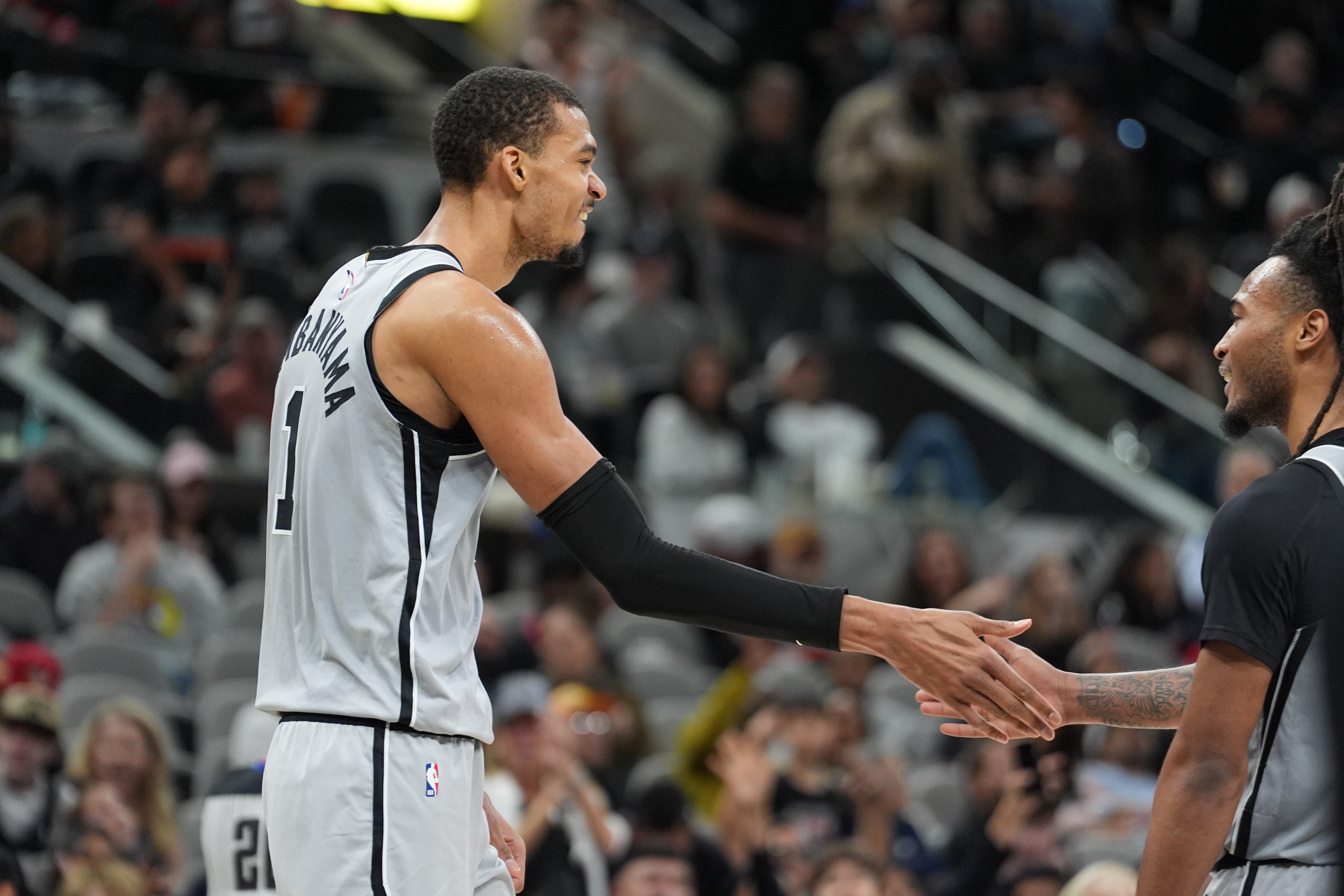 米奇：文班移动&amp;防守站位都很好 他看起来状态很不错